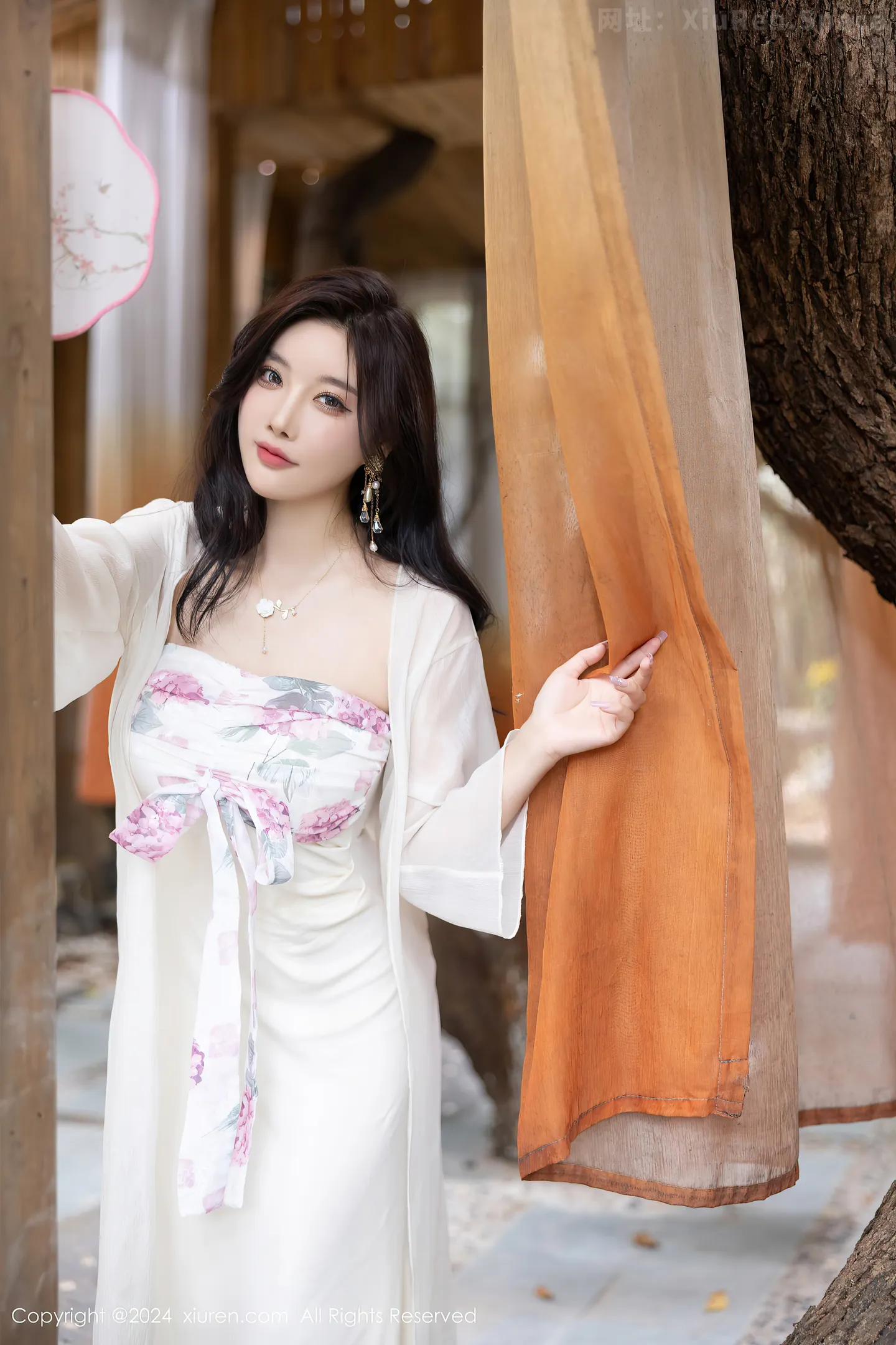 图片[2]-[XiuRen秀人网]VOL.8926 女神杨晨晨Yome性感浅色连衣裙配开档肉丝秀完美身材诱惑写真80P-秀人网官方网站